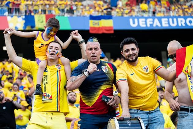 Rumaenische Fans GER, Slovakia (SVK) vs. Romania (ROU), Fussball Europameisterschaft, UEFA EURO, EM, Europameisterschaft,Fussball 2024, Gruppe E, 3. Spieltag, 26.06.2024 GER, Slovakia (SVK) vs. Romania (ROU), Fussball Europameisterschaft, UEFA EURO 2024, Gruppe E, 3. Spieltag, 26.06.2024 Frankfurt Copyright: xEibner-Pressefoto RogerxBuerkex EP