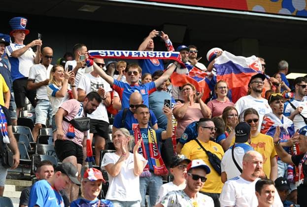 26.06.2024, xsltx, Fussball EM 2024, Slowakei - Rumänien emspor, v.l. Emotionen, Fans, Stimmung, Fahnen, Logo, Slowakei Zuschauer, Trikots (UEFA REGULATIONS PROHIBIT ANY USE OF PHOTOGRAPHS as IMAGE SEQUENCES and or QUASI-VIDEO) Frankfurt