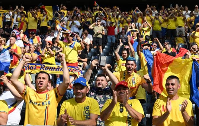 26.06.2024, xsltx, Fussball EM 2024, Slowakei - Rumänien emspor, v.l. Emotionen, Fans, Stimmung, Fahnen, Logo, Rumänien, Zuschauer, Trikots (UEFA REGULATIONS PROHIBIT ANY USE OF PHOTOGRAPHS as IMAGE SEQUENCES and or QUASI-VIDEO) Frankfurt