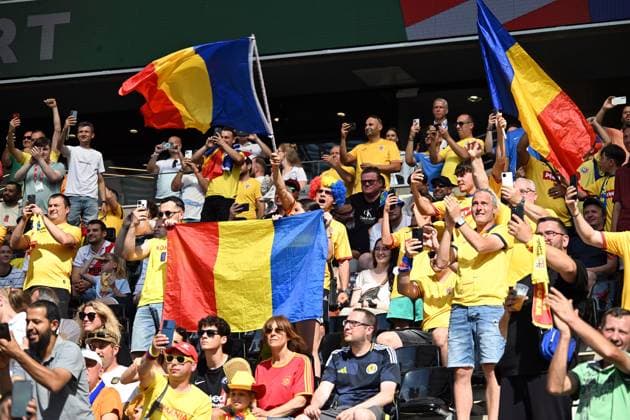 26.06.2024, xsltx, Fussball EM 2024, Slowakei - Rumänien emspor, v.l. Emotionen, Fans, Stimmung, Fahnen, Logo, Rumänien, Zuschauer, Trikots (UEFA REGULATIONS PROHIBIT ANY USE OF PHOTOGRAPHS as IMAGE SEQUENCES and or QUASI-VIDEO) Frankfurt