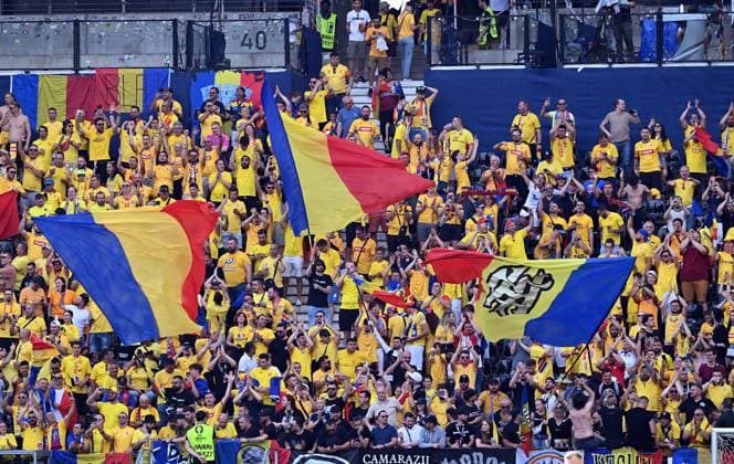 26.06.2024, xsltx, Fussball EM 2024, Slowakei - Rumänien emspor, v.l. Emotionen, Fans, Stimmung, Fahnen, Logo, Rumänien, Zuschauer, Trikots (UEFA REGULATIONS PROHIBIT ANY USE OF PHOTOGRAPHS as IMAGE SEQUENCES and or QUASI-VIDEO) Frankfurt