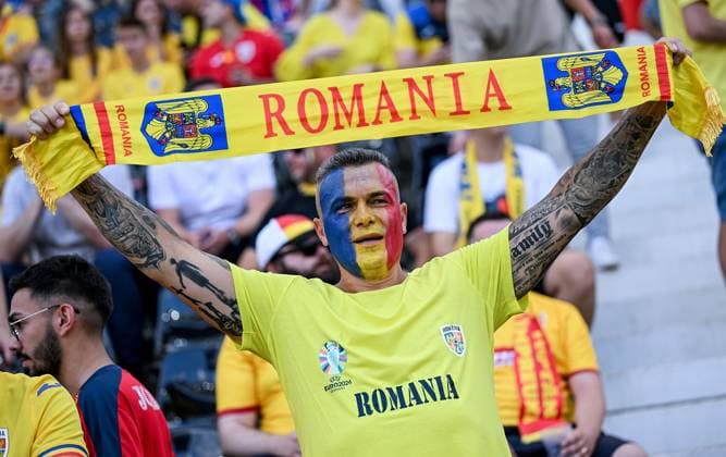 26.06.2024, xpsx, UEFA EURO, EM, Europameisterschaft,Fussball 2024 Vorrunde, Slowakei - Rumänien v.l. Rumänien Zsuchauer Fans (DFL DFB REGULATIONS PROHIBIT ANY USE OF PHOTOGRAPHS as IMAGE SEQUENCES and or QUASI-VIDEO) emspor Frankfurt
