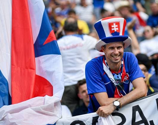 26.06.2024, xpsx, UEFA EURO, EM, Europameisterschaft,Fussball 2024 Vorrunde, Slowakei - Rumänien v.l. Slowakei Fans Zuschauer (DFL DFB REGULATIONS PROHIBIT ANY USE OF PHOTOGRAPHS as IMAGE SEQUENCES and or QUASI-VIDEO) emspor Frankfurt