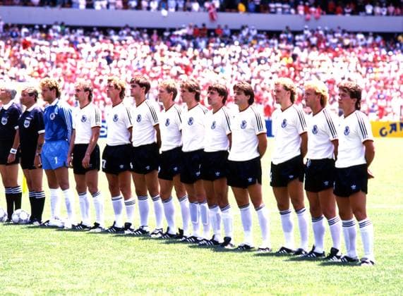 Archivbilder der Woche SPORT KW25 13.06.86 Dänemark - Deutschland Mexiko, La Corregidora, 13.06.1986, Fussball, FIFA WM 1986 in Mexiko, Dänemark - Deutschland (2:0): Team Mannschaft Kader Deutschland v.l. Harald Toni Schumacher, Rudi Völler, Ditmar Jakobs, Thomas Berthold, Karlheinz Förster, Norbert Eder, Klaus Allofs, Matthias Herget, Wolfgang Rolff, Andreas Brehme, Lothar Matthäus. *** 13 06 86 Denmark Germany Mexico, La Corregidora, 13 06 1986, Soccer, FIFA World Cup 1986 in Mexico, Denmark Germany 2 0 Team Team squad Germany f l Harald Toni Schumacher, Rudi Völler, Ditmar Jakobs, Thomas Berthold, Karlheinz Förster, Norbert Eder, Klaus Allofs, Matthias Herget, Wolfgang Rolff, Andreas Brehme, Lothar Matthäus