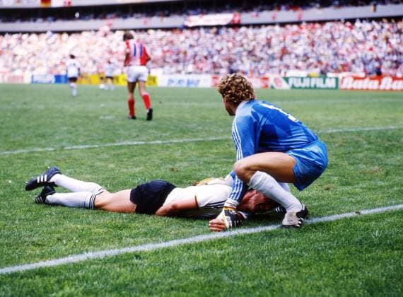 Archivbilder der Woche SPORT KW25 13.06.86 Dänemark - Deutschland Mexiko, La Corregidora, 13.06.1986, Fussball, FIFA WM 1986 in Mexiko, Dänemark - Deutschland (2:0): v.l. Karlheinz Förster, Harald Toni Schumacher (beide Deutschland). *** 13 06 86 Denmark Germany Mexico, La Corregidora, 13 06 1986, Soccer, FIFA World Cup 1986 in Mexico, Denmark Germany 2 0 f l Karlheinz Förster, Harald Toni Schumacher both Germany