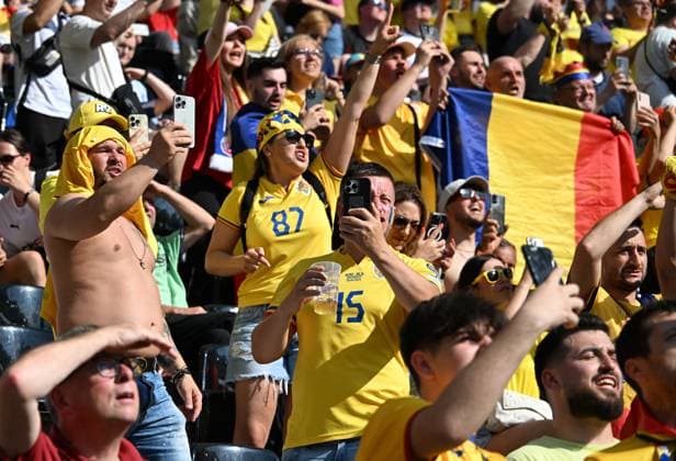 26.06.2024, xsltx, Fussball EM 2024, Slowakei - Rumänien emspor, v.l. Emotionen, Fans, Stimmung, Fahnen, Logo, Rumänien, Zuschauer, Trikots (UEFA REGULATIONS PROHIBIT ANY USE OF PHOTOGRAPHS as IMAGE SEQUENCES and or QUASI-VIDEO) Frankfurt