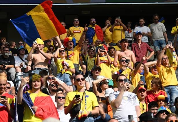 26.06.2024, xsltx, Fussball EM 2024, Slowakei - Rumänien emspor, v.l. Emotionen, Fans, Stimmung, Fahnen, Logo, Rumänien, Zuschauer, Trikots (UEFA REGULATIONS PROHIBIT ANY USE OF PHOTOGRAPHS as IMAGE SEQUENCES and or QUASI-VIDEO) Frankfurt