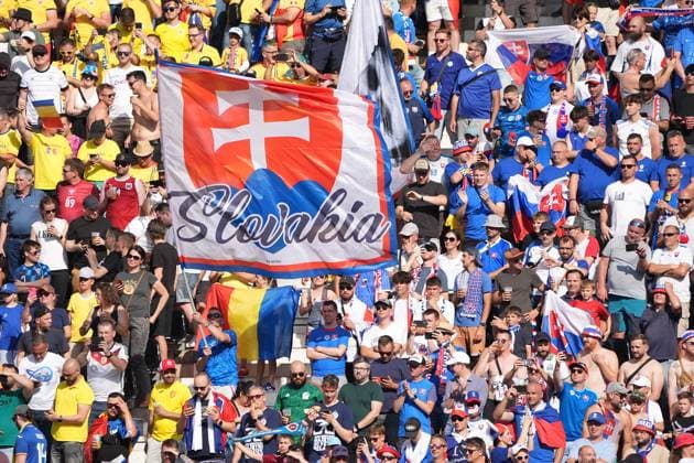 Fans aus Rumänien und der Slowakei friedlich nebeneinander - Frankfurt 26.06.2024: Slowakei vs. Rumänien, EURO2024 M33 Gruppe E, EM-Arena Frankfurt