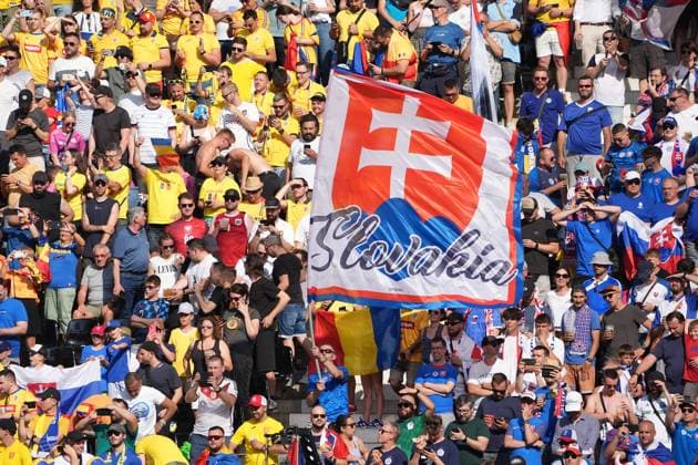 Fans aus Rumänien und der Slowakei friedlich nebeneinander - Frankfurt 26.06.2024: Slowakei vs. Rumänien, EURO2024 M33 Gruppe E, EM-Arena Frankfurt