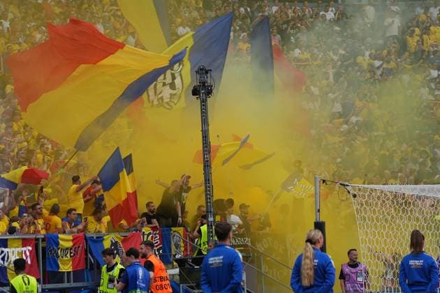 Rumänische Fans mit Rauchwerk und Bengalos - Frankfurt 26.06.2024: Slowakei vs. Rumänien, EURO2024 M33 Gruppe E, EM-Arena Frankfurt