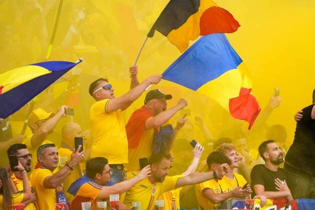 Rumänische Fans mit Rauchwerk und Bengalos - Frankfurt 26.06.2024: Slowakei vs. Rumänien, EURO2024 M33 Gruppe E, EM-Arena Frankfurt