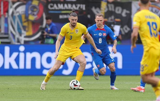 26.06.2024, Fussball Europameisterschaft, UEFA EURO, EM, Europameisterschaft,Fussball 2024, Slowakei - Rumänien, Gruppe E, Arena Frankfurt, v.l., Radu Matei Dragusin (Rumänien), Ondrej Duda (Slowakei) Copyright: HMBxMedia