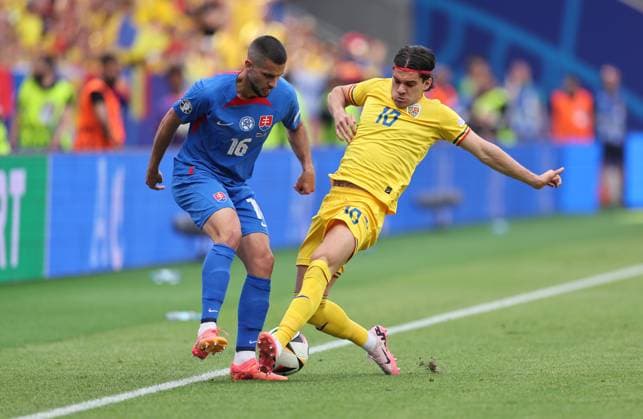 26.06.2024, Fussball Europameisterschaft, UEFA EURO, EM, Europameisterschaft,Fussball 2024, Slowakei - Rumänien, Gruppe E, Arena Frankfurt, v.l., David Hancko (Slowakei), Ianis Hagi (Rumänien) Copyright: HMBxMedia