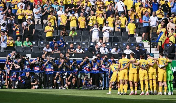 26.06.2024, xpsx, UEFA EURO, EM, Europameisterschaft,Fussball 2024 Vorrunde, Slowakei - Rumänien v.l. Fotografen beim Teamfoto (DFL DFB REGULATIONS PROHIBIT ANY USE OF PHOTOGRAPHS as IMAGE SEQUENCES and or QUASI-VIDEO) emspor Frankfurt