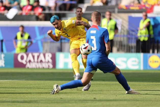 26.06.2024, Fussball Europameisterschaft, UEFA EURO, EM, Europameisterschaft,Fussball 2024, Slowakei - Rumänien, Gruppe E, Arena Frankfurt, v.l., Andrei Florin Ratiu (Rumänien) Copyright: HMBxMedia