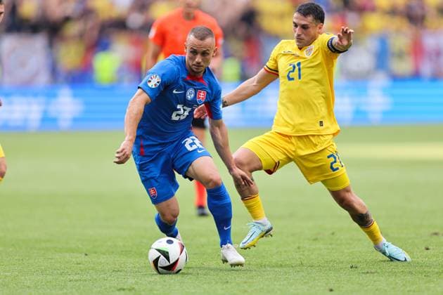 26.06.2024, Fussball Europameisterschaft, UEFA EURO, EM, Europameisterschaft,Fussball 2024, Slowakei - Rumänien, Gruppe E, Arena Frankfurt, v.l., Stanislav Lobotka (Slowakei), Nicolae Claudiu Stanciu (Rumänien) Copyright: HMBxMedia