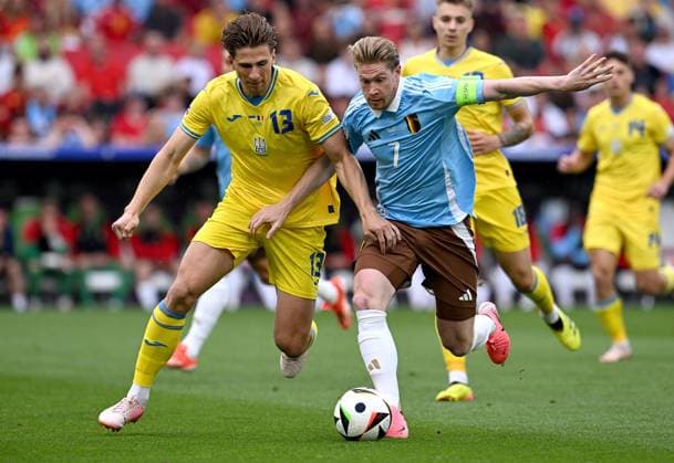 Fussball Euro 2024 Gruppe E 26.06.2024 Ukraine - Belgien Illia Zabarnyi (li, Ukraine) gegen Kevin De Bruyne (re, Belgien)