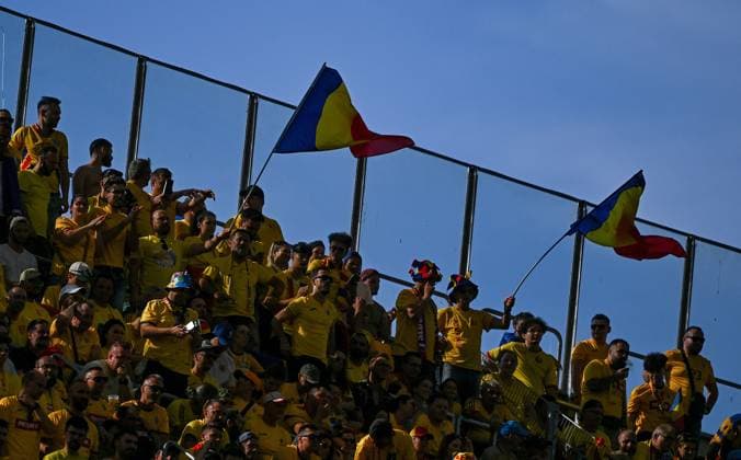 26.06.2024, xpsx, UEFA EURO, EM, Europameisterschaft,Fussball 2024 Vorrunde, Slowakei - Rumänien v.l. Fans Zuschauer Rumänien Fahne Flagge (DFL DFB REGULATIONS PROHIBIT ANY USE OF PHOTOGRAPHS as IMAGE SEQUENCES and or QUASI-VIDEO) emspor Frankfurt