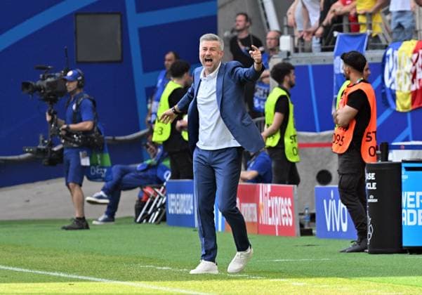 26.06.2024, xsltx, Fussball EM 2024, Slowakei - Rumänien emspor, v.l. Trainer Head Coach Edward Iordanescu (Rumänien Rumaenien) gibt Anweisungen, gestikuliert, mit den Armen gestikulieren gives instructions, gesticulate (DFL DFB REGULATIONS PROHIBIT ANY USE OF PHOTOGRAPHS as IMAGE SEQUENCES and or QUASI-VIDEO) Frankfurt