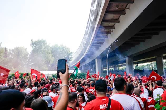 Hamburg, Germany, June 26th 2024: Fans of Turkiye doing the fan march to the stadium prior to the the UEFA EURO, EM, Europameisterschaft,Fussball 2024 Germany Group F football match between Czechia and Turkiye at Volksparkstadion in Hamburg, Germany. (Daniela Porcelli SPP)  Copyright: xDanielaxPorcellix xSPPx spp-en-DaPoSp-20240626-_DP20644