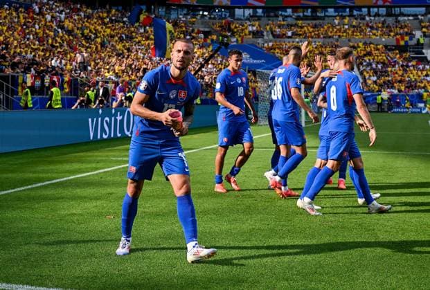 26.06.2024, xpsx, UEFA EURO, EM, Europameisterschaft,Fussball 2024 Vorrunde, Slowakei - Rumänien v.l. celebrate the goal, Torjubel zum 1:0 Torschütze Ondrej Duda (Slowakei), Lukas Haraslin (Slowakei) nimmt Becher und macht die Trinkgeste (DFL DFB REGULATIONS PROHIBIT ANY USE OF PHOTOGRAPHS as IMAGE SEQUENCES and or QUASI-VIDEO) emspor Frankfurt