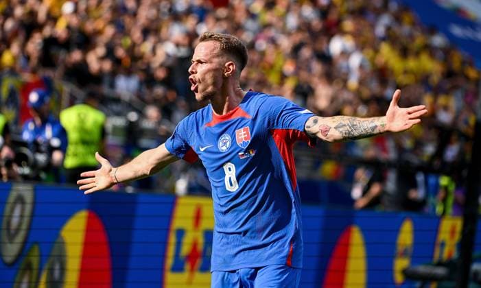 26.06.2024, xpsx, UEFA EURO, EM, Europameisterschaft,Fussball 2024 Vorrunde, Slowakei - Rumänien v.l. celebrate the goal, Torjubel zum 1:0 Torschütze Ondrej Duda (Slowakei) (DFL DFB REGULATIONS PROHIBIT ANY USE OF PHOTOGRAPHS as IMAGE SEQUENCES and or QUASI-VIDEO) emspor Frankfurt