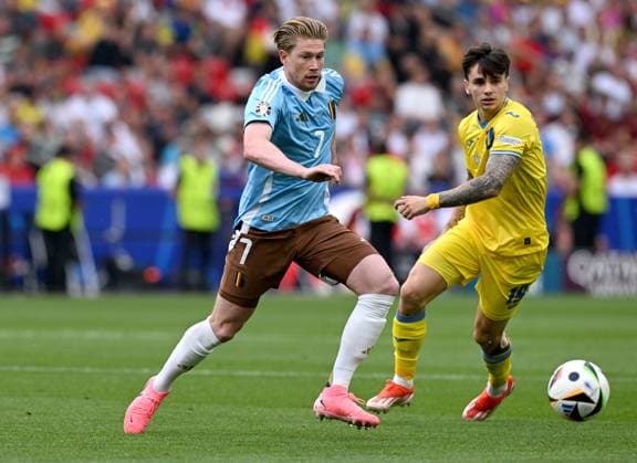 Fussball Euro 2024 Gruppe E 26.06.2024 Ukraine - Belgien Kevin De Bruyne (li, Belgien) gegen Mykola Shaparenko (re, Ukraine)