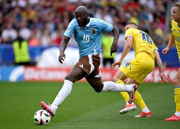 Fussball Euro 2024 Gruppe E 26.06.2024 Ukraine - Belgien Romelu Lukaku (li, Belgien) gegen Vitali Mykolenko (re, Ukraine)