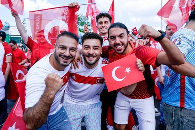 Hamburg, Germany, June 26th 2024: Fans of Turkiye doing the fan march to the stadium prior to the UEFA EURO, EM, Europameisterschaft,Fussball 2024 Germany Group F football match between Czechia and Turkiye at Volksparkstadion in Hamburg, Germany. (Daniela Porcelli SPP)  Copyright: xDanielaxPorcellix xSPPx spp-en-DaPoSp-20240626-_DP20885-2