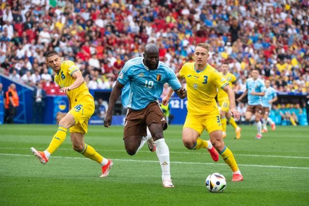 Romelu Lukaku (Belgien, 10) im Zweikampf mit Vitalii Mykolenko (Ukraine, 16), Oleksandr Svatok (Ukraine, 03), GER, Ukraine (UKR) vs Belgium (BEL), Fussball Europameisterschaft, UEFA EURO, EM, Europameisterschaft,Fussball 2024, Gruppe E, 3. Spieltag, 26.06.2024 GER, Ukraine (UKR) vs Belgium (BEL), Fussball Europameisterschaft, UEFA EURO 2024, Gruppe E, 3. Spieltag, 26.06.2024 Stuttgart Copyright: xEibner-Pressefoto Memmlerx EP_MMR