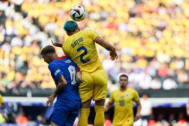 Andrei Florin Ratiu (Rumaenien, 02) im Kopfballduell mit Ondrej Duda (Slovakei 08) GER, Slovakia (SVK) vs. Romania (ROU), Fussball Europameisterschaft, UEFA EURO, EM, Europameisterschaft,Fussball 2024, Gruppe E, 3. Spieltag, 26.06.2024 GER, Slovakia (SVK) vs. Romania (ROU), Fussball Europameisterschaft, UEFA EURO 2024, Gruppe E, 3. Spieltag, 26.06.2024 Frankfurt Copyright: xEibner-Pressefoto RogerxBuerkex EP