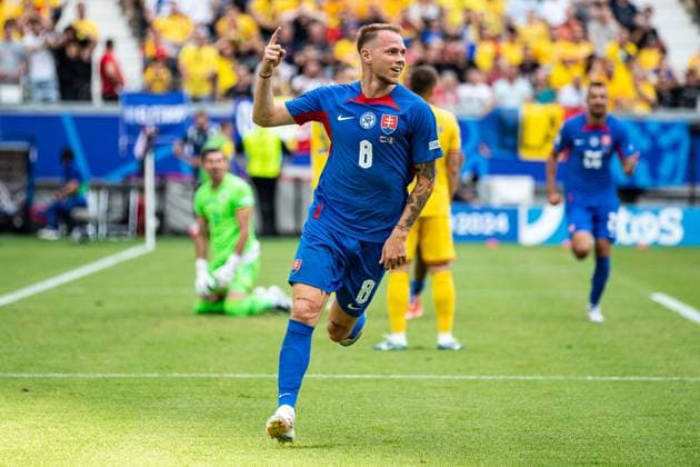 Sport Themen der Woche KW26 Sport Bilder des Tages Tor fuer die Slowakei 1:0 durch Ondrej Duda (Slovakei 08) mit Kopfball GER, Slovakia (SVK) vs. Romania (ROU), Fussball Europameisterschaft, UEFA EURO, EM, Europameisterschaft,Fussball 2024, Gruppe E, 3. Spieltag, 26.06.2024 GER, Slovakia (SVK) vs. Romania (ROU), Fussball Europameisterschaft, UEFA EURO 2024, Gruppe E, 3. Spieltag, 26.06.2024 Frankfurt *** Goal for Slovakia 1 0 by Ondrej Duda Slovakia 08 with header GER, Slovakia SVK vs Romania ROU , European Football Championship, UEFA EURO 2024, Group E, Matchday 3, 26 06 2024 GER, Slovakia SVK vs Romania ROU , European Football Championship, UEFA EURO 2024, Group E, Matchday 3, 26 06 2024 Frankfurt Copyright: xEibner-Pressefoto RogerxBuerkex EP