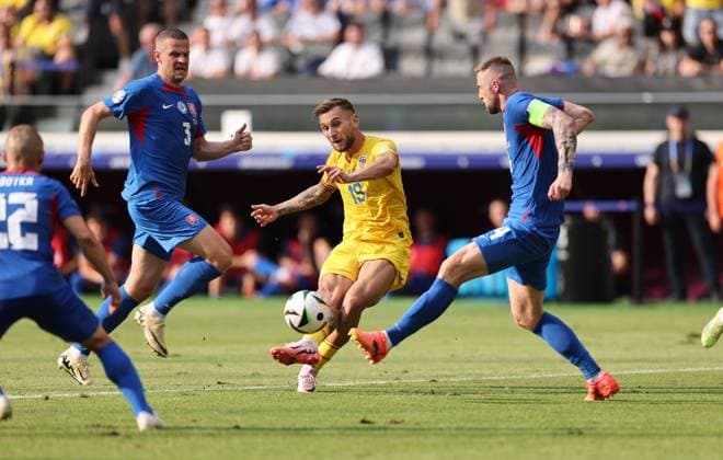 26.06.2024, Fussball Europameisterschaft, UEFA EURO, EM, Europameisterschaft,Fussball 2024, Slowakei - Rumänien, Gruppe E, Arena Frankfurt, v.l., Denis Vavro (Slowakei), Denis-Mihai Dragus (Rumänien), Milan Skriniar (Slowakei) Copyright: HMBxMedia