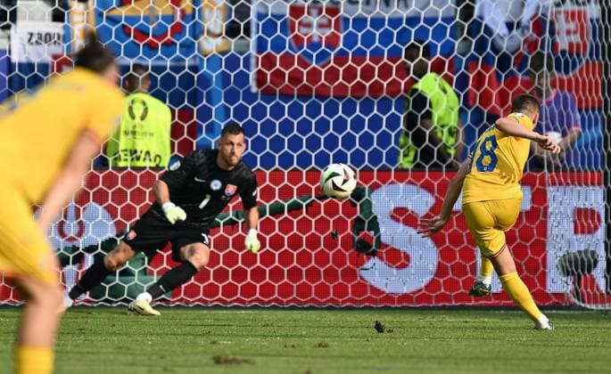 26.06.2024, xscotx, Fussball EM 2024, Slowakei - Rumänien, emspor, v.l. Martin Dubravka (Slowakei), Razvan Gabriel Marin (Rumänien Rumaenien) Goal scored, erziehlt das Tor zum 1:1 Frankfurt am Main