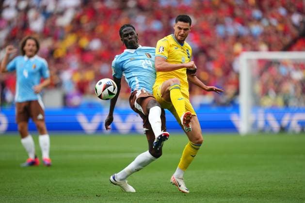 GER: Ukraine and Belgium. UEFA EURO, EM, Europameisterschaft,Fussball 2024 Roman Yaremchuk of Ukraine and Amadou Onana of Belgium during the UEFA Euro 2024 match between Ukraine and Belgium, Group E, date 3, played at Mercedes-Benz Arena Stadium on June 26, 2024 in Stuttgart, Germany. kpng Copyright: xBaguxBlancox xPRESSINPHOTOx PS_240626_UCR_BEL_010