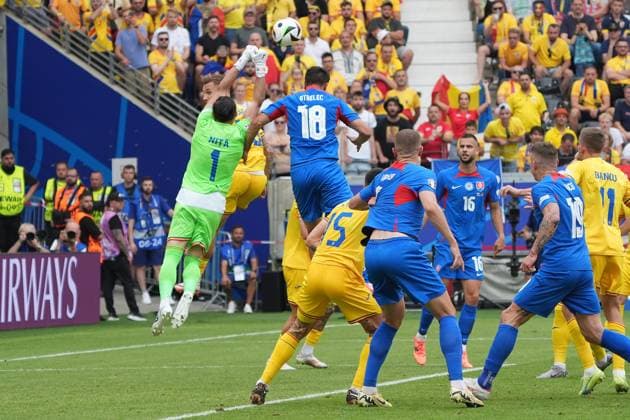 Torwart Goalie Florin Nita (Rumänien Romania, 01) klärt gegen David Strelec (Slowakei, Slovakia, 18) - Frankfurt 26.06.2024: Slowakei vs. Rumänien, EURO2024 M33 Gruppe E, EM-Arena Frankfurt