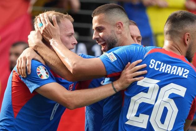 celebrate the goal, Torjubel zum 1:0 Ondrej Duda (Slowakei, Slovakia, 08), Lukas Haraslin (Slowakei, Slovakia, 17) - Frankfurt 26.06.2024: Slowakei vs. Rumänien, EURO2024 M33 Gruppe E, EM-Arena Frankfurt