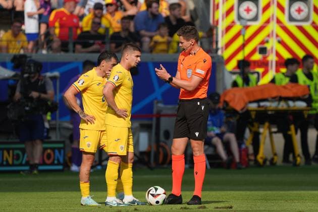 Schiedsrichter Daniel Siebert beim Freistoss - Frankfurt 26.06.2024: Slowakei vs. Rumänien, EURO2024 M33 Gruppe E, EM-Arena Frankfurt