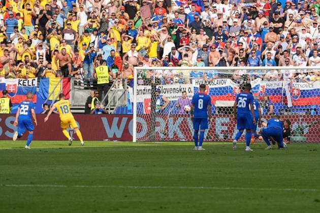 Razvan Marin (Rumänien Romania, 18) verwandelt den Elfmeter zum 1:1 Ausgleich gegen Torwart Goalie Martin Dubravka (Slowakei, Slovakia, 01) - Frankfurt 26.06.2024: Slowakei vs. Rumänien, EURO2024 M33 Gruppe E, EM-Arena Frankfurt