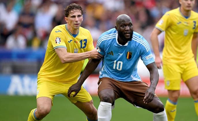 Fussball Euro 2024 Gruppe E 26.06.2024 Ukraine - Belgien Illia Zabarnyi (li, Ukraine) gegen Romelu Lukaku (re, Belgien)