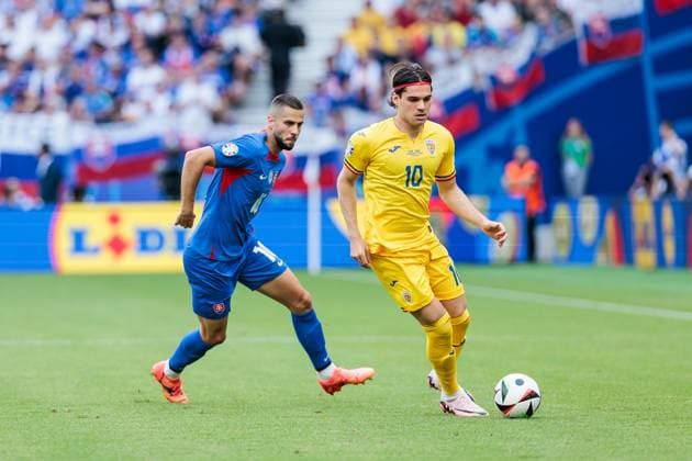 UEFA EURO, EM, Europameisterschaft,Fussball 2024: Slowakei - Rumänien; 26.06.2024 Zweikampf David Hancko (Slowakei, 16), Ianis Hagi (Rumänien, 10) UEFA EURO 2024: Slowakei - Rumänien; Frankfurt Arena, Frankfurt am 26.06.2024 Copyright: xBEAUTIFULxSPORTS Wunderlx