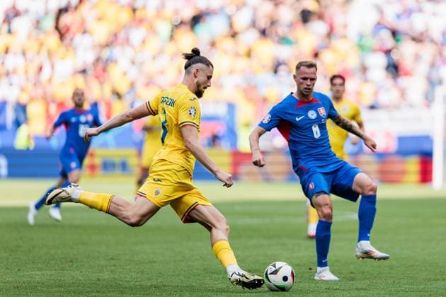UEFA EURO, EM, Europameisterschaft,Fussball 2024: Slowakei - Rumänien; 26.06.2024 Zweikampf Radu Matei Dragusin (Rumänien, 3), Ondrej Duda (Slowakei, 8) UEFA EURO 2024: Slowakei - Rumänien; Frankfurt Arena, Frankfurt am 26.06.2024 Copyright: xBEAUTIFULxSPORTS Wunderlx