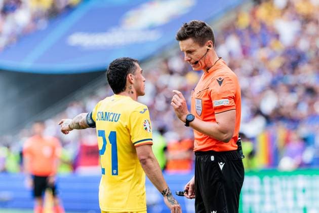 UEFA EURO, EM, Europameisterschaft,Fussball 2024: Slowakei - Rumänien; 26.06.2024 Schiedsrichter Daniel Siebert (GER) spricht mit Nicolae Stanciu (Rumänien, 21) UEFA EURO 2024: Slowakei - Rumänien; Frankfurt Arena, Frankfurt am 26.06.2024 Copyright: xBEAUTIFULxSPORTS Wunderlx