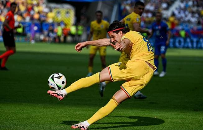 26.06.2024, xpsx, UEFA EURO, EM, Europameisterschaft,Fussball 2024 Vorrunde, Slowakei - Rumänien v.l. Ianis Hagi (Rumänien Rumaenien) (DFL DFB REGULATIONS PROHIBIT ANY USE OF PHOTOGRAPHS as IMAGE SEQUENCES and or QUASI-VIDEO) emspor Frankfurt