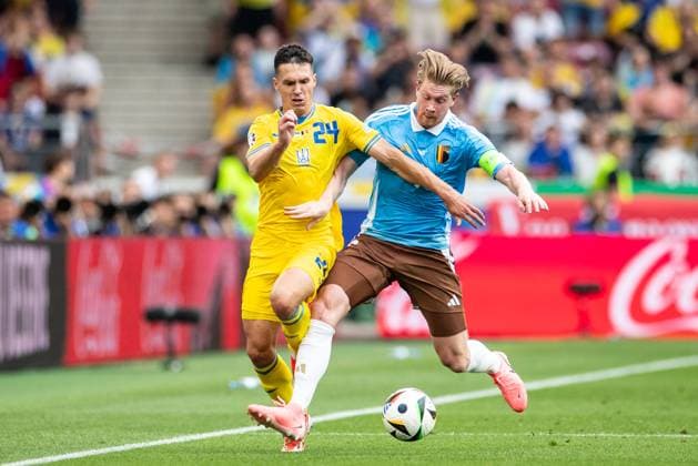 UEFA EURO, EM, Europameisterschaft,Fussball 2024: Ukraine - Belgien; 26.06.2024 Oleksandr Tymchyk (Ukraine, 24), Kevin De Bruyne (Belgien, 7) UEFA EURO 2024: Ukraine - Belgien; Stuttgart Stadion, Stuttgart; 26.06.2024 Copyright: xBEAUTIFULxSPORTS Buriakovx
