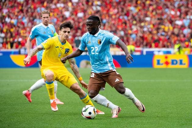 Jeremy Doku (Belgien, 22) im Zweikampf mit Mykola Shaparenko (Ukraine, 19), GER, Ukraine (UKR) vs Belgium (BEL), Fussball Europameisterschaft, UEFA EURO, EM, Europameisterschaft,Fussball 2024, Gruppe E, 3. Spieltag, 26.06.2024 GER, Ukraine (UKR) vs Belgium (BEL), Fussball Europameisterschaft, UEFA EURO 2024, Gruppe E, 3. Spieltag, 26.06.2024 Stuttgart Copyright: xEibner-Pressefoto Memmlerx EP_MMR