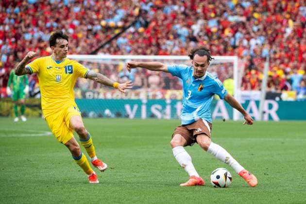 Arthur Theate (Belgien, 03) im Zweikampf mit Mykola Shaparenko (Ukraine, 19), GER, Ukraine (UKR) vs Belgium (BEL), Fussball Europameisterschaft, UEFA EURO, EM, Europameisterschaft,Fussball 2024, Gruppe E, 3. Spieltag, 26.06.2024 GER, Ukraine (UKR) vs Belgium (BEL), Fussball Europameisterschaft, UEFA EURO 2024, Gruppe E, 3. Spieltag, 26.06.2024 Stuttgart Copyright: xEibner-Pressefoto Memmlerx EP_MMR