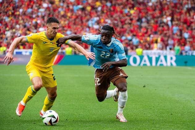 Jeremy Doku (Belgien, 22) im Zweikampf mit Oleksandr Tymchyk (Ukraine, 24), GER, Ukraine (UKR) vs Belgium (BEL), Fussball Europameisterschaft, UEFA EURO, EM, Europameisterschaft,Fussball 2024, Gruppe E, 3. Spieltag, 26.06.2024 GER, Ukraine (UKR) vs Belgium (BEL), Fussball Europameisterschaft, UEFA EURO 2024, Gruppe E, 3. Spieltag, 26.06.2024 Stuttgart Copyright: xEibner-Pressefoto Memmlerx EP_MMR