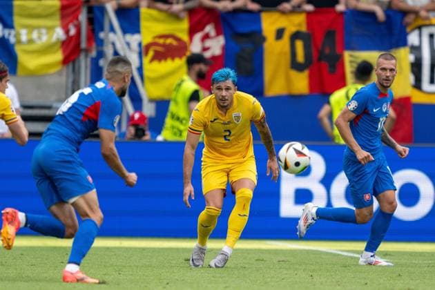 GER, EURO 2024, Group E, Slowakei (SVK) vs Rumänien (ROU) 26.06.2024, Frankfurt Arena, Frankfurt, GER, EURO 2024, Group E, Slowakei (SVK) vs Rumänien (ROU) Im Bild: Andrei Ratiu (Rumänien ROU, 02); Laszlo Benes (Slowakei SVK, 11); David Hancko (Slowakei SVK, 16); im Zweikampf, Duell, Dynamik, Aktion, Action, Spielszene;