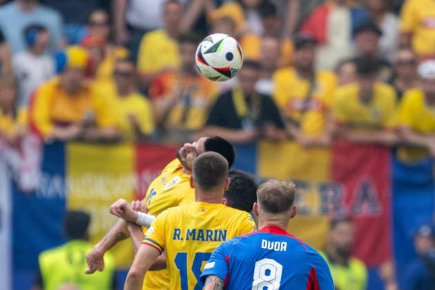GER, EURO 2024, Group E, Slowakei (SVK) vs Rumänien (ROU) 26.06.2024, Frankfurt Arena, Frankfurt, GER, EURO 2024, Group E, Slowakei (SVK) vs Rumänien (ROU) Im Bild: Andrei Barcu (Rumänien ROU, 15); David Strelec (Slowakei SVK, 18); Kopfball Kopfballduell; Dynamik, Aktion, Action, Spielszene; Gestik, Mimik, Emotionen;